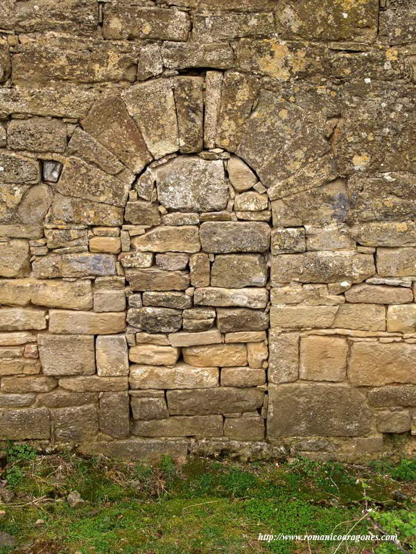 PORTADA CEGADA A LOS PIES DEL MURO NORTE